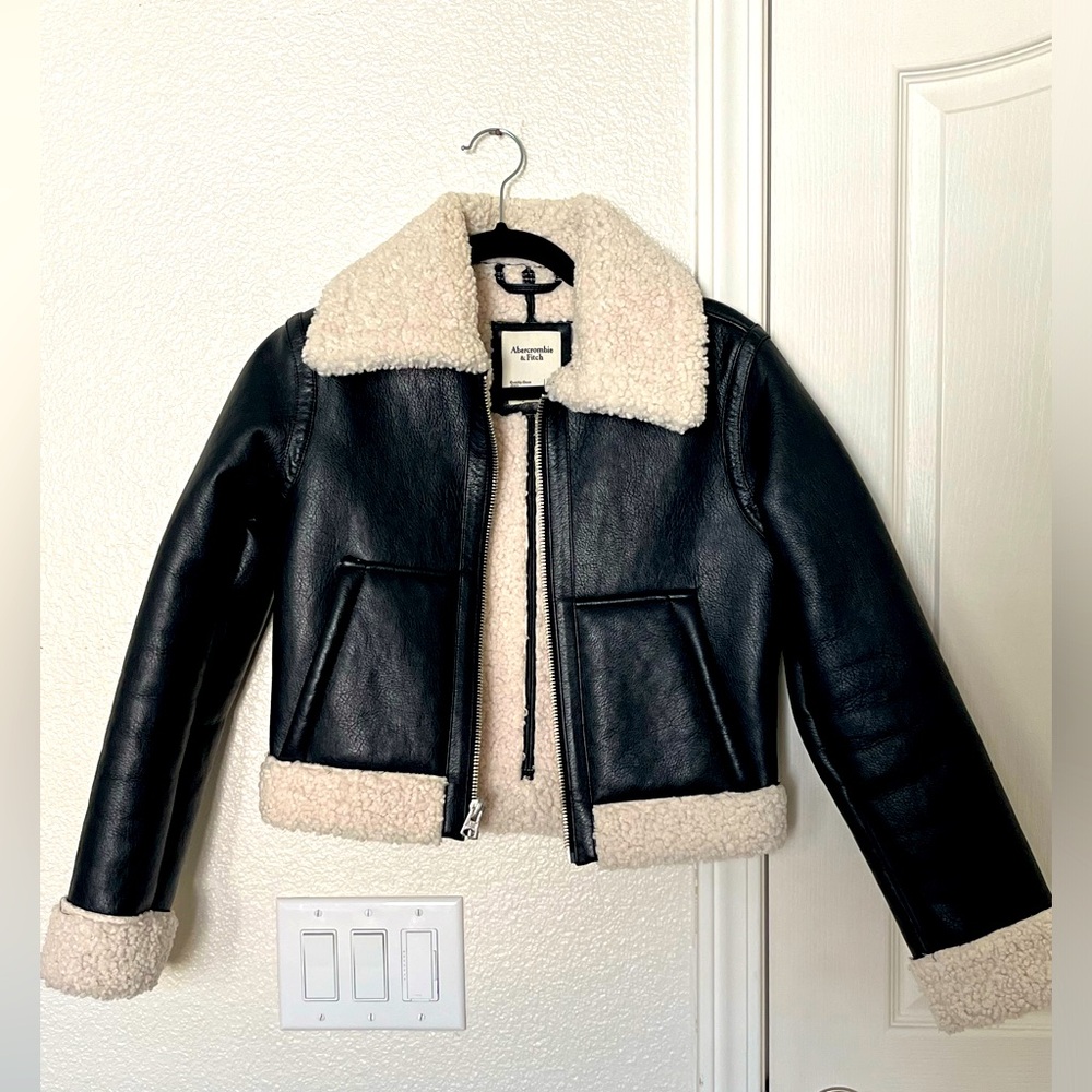 Abercrombie and Fitch Cropped Black Vegan Leather Jacket with Sherpa lining